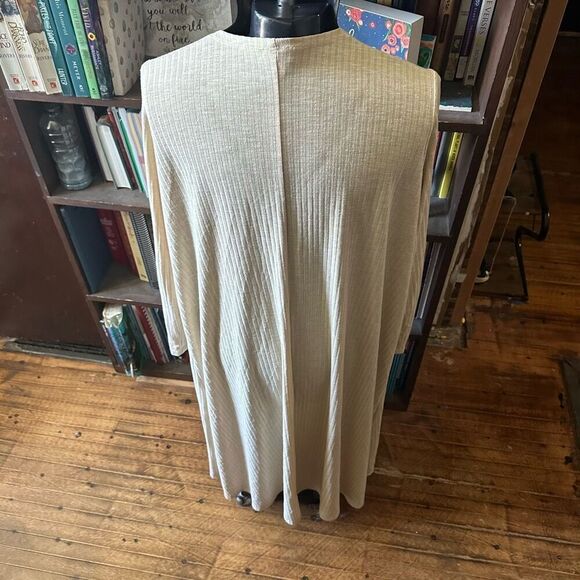Lularoe Sarah beigecore ribbed M sweater duster with pockets - Picture 2 of 3